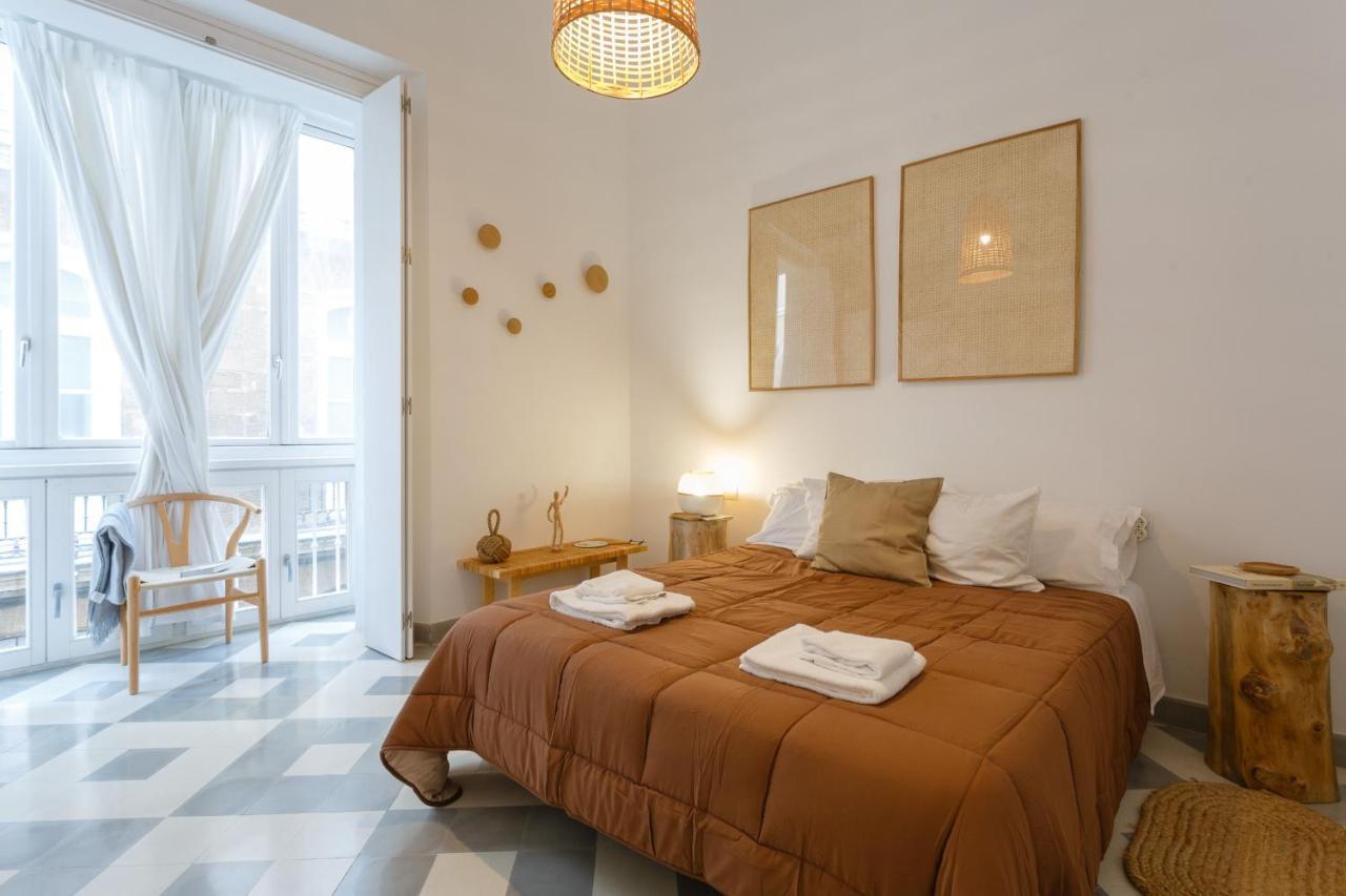 Apartment The Queen's Designer By Cadiz4rentals