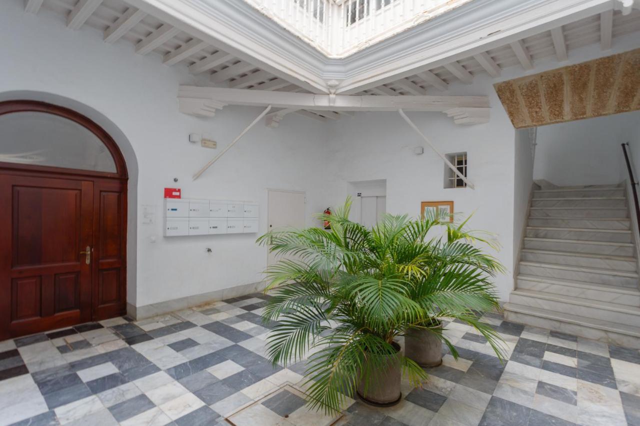 The Queen's Designer By Cadiz4rentals Apartment *